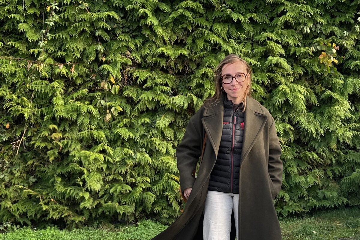 Une jeune femme devant une haie - Illustration « Il faut s’accrocher pour s’installer »