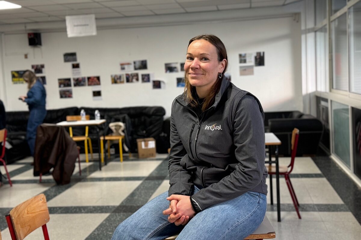 Une femme assise sur une table dans le foyer d'un établissement scolaire - Illustration Inséminatrice avant de s’installer