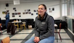 Une femme assise sur une table dans le foyer d'un établissement scolaire
