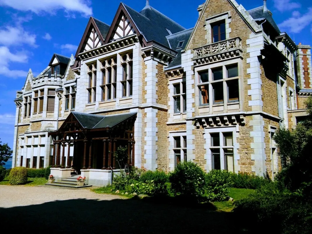 Une grande demeure qui évoque un château anglais