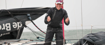 Portrait de Paul Loiseau, skipper Espoir Région Bretagne-CMB, sur le pont de son voilier