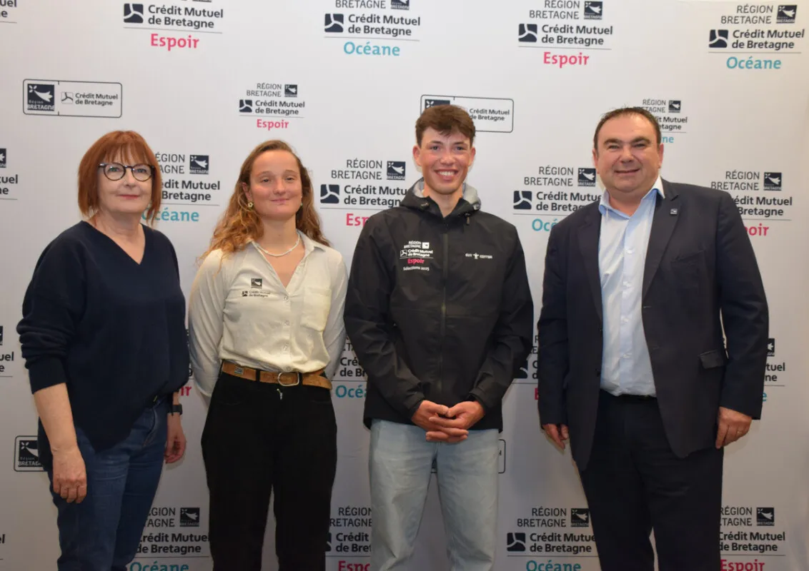 Les skippers Lola Billy et Paul Loiseau aux cotés de leurs partenaires du CMB et de la Région Bretagne