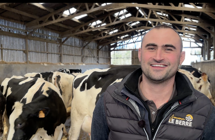 Youenn Le Berre a eu l’idée de former un sapin avec des tracteurs.