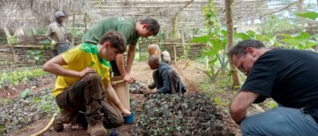 Des jeunes étudiants dans une pépinière