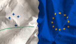 UN drapeau réunissant le drapeau du mercosur et de l'Europe
