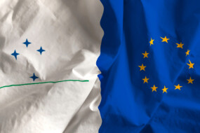 UN drapeau réunissant le drapeau du mercosur et de l'Europe