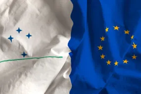 UN drapeau réunissant le drapeau du mercosur et de l'Europe