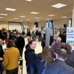 Des personnes dans une salle