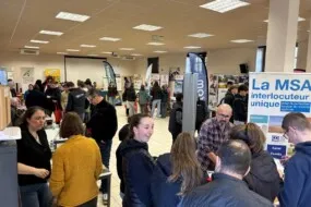 Des personnes dans une salle