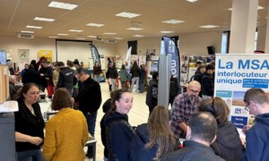 Des personnes dans une salle