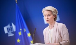 Ursula von der Leyen, présidente de la Commission européenne.à un pupitre