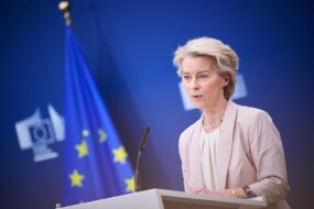 Ursula von der Leyen, présidente de la Commission européenne.à un pupitre