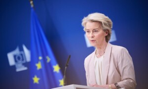 Ursula von der Leyen, présidente de la Commission européenne.à un pupitre