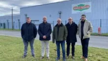Des hommes devant un hangar Prince de Bretagne