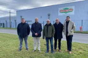 Des hommes devant un hangar Prince de Bretagne