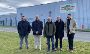 Des hommes devant un hangar Prince de Bretagne