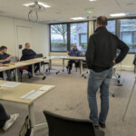 Des personnes et un animateur dans une salle.