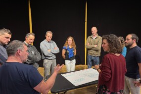 Un groupe de personne autour d'une table