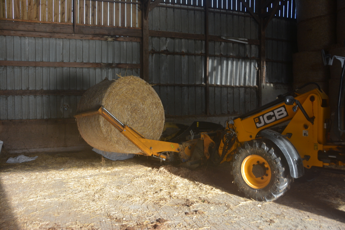 Le chargement de la balle est facilité par un bras hydraulique.