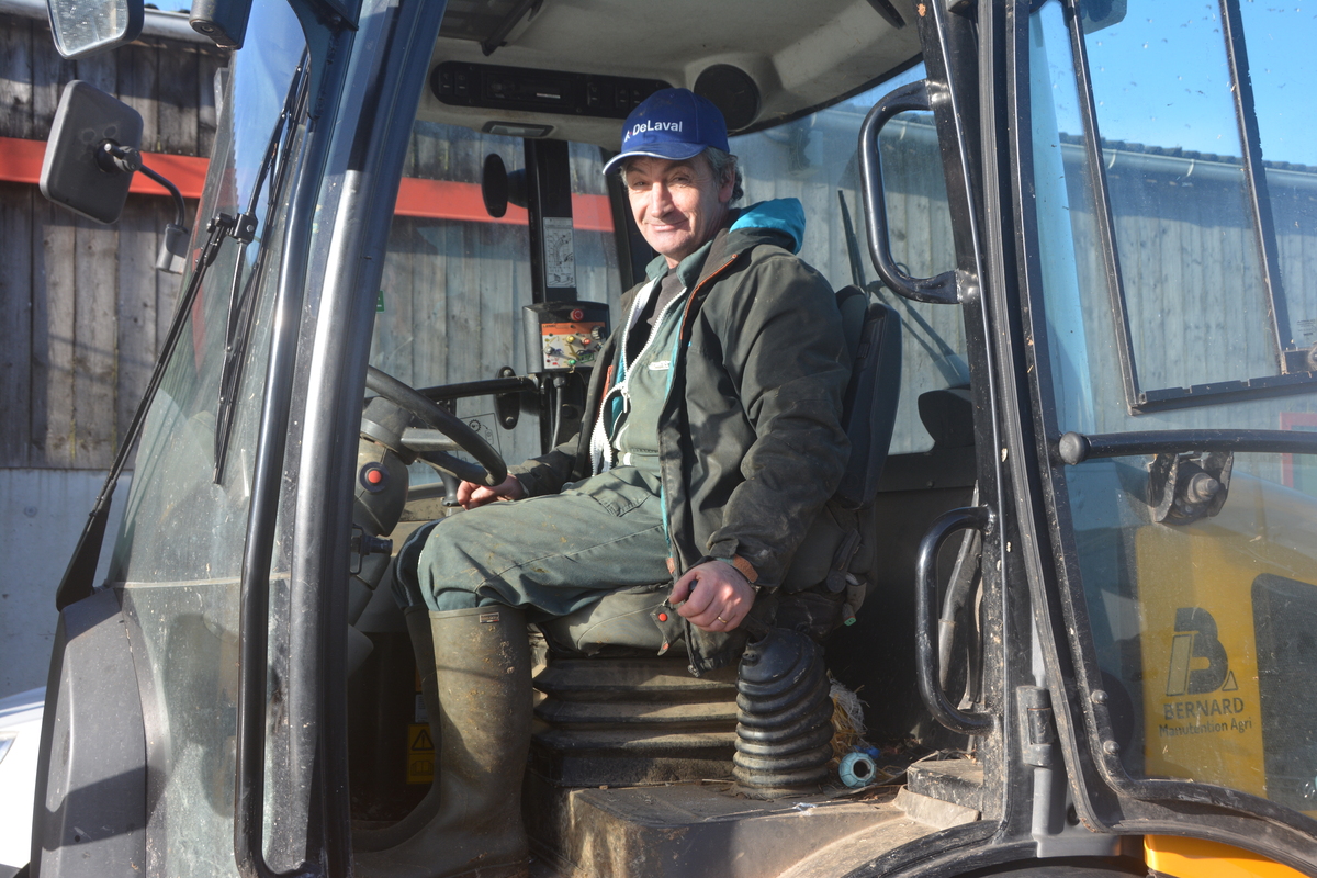 Un homme dans la cabine d'une chargeuse articulée