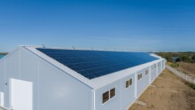 Image de synthèse d'un bâtiment agricole avec une couverture en panneaux photovoltaïques