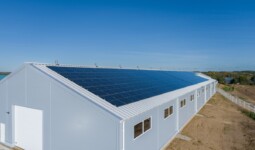 Image de synthèse d'un bâtiment agricole avec une couverture en panneaux photovoltaïques