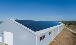 Image de synthèse d'un bâtiment agricole avec une couverture en panneaux photovoltaïques