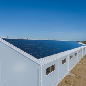 Image de synthèse d'un bâtiment agricole avec une couverture en panneaux photovoltaïques