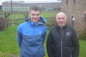 Deux personnes devant une maison