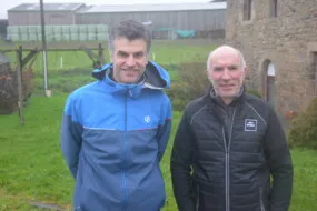Deux personnes devant une maison