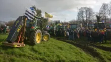 Des tracteurs sur un rond point