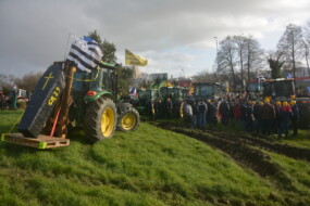 Des tracteurs sur un rond point
