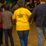 Un groupe de personne en train de danser dans un fest-noz