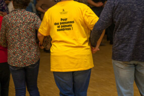 Un groupe de personne en train de danser dans un fest-noz