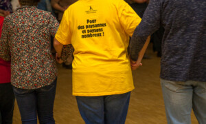 Un groupe de personne en train de danser dans un fest-noz