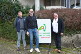 Deux hommes et une femme devant un panneau de la Chambre d'agriculture du Morbihan