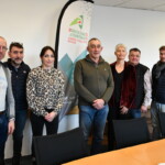 Des femmes et hommes debout dans une salle