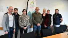 Des femmes et hommes debout dans une salle