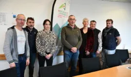 Des femmes et hommes debout dans une salle