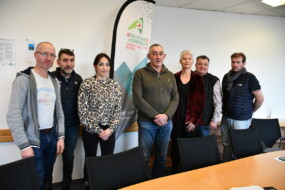 Des femmes et hommes debout dans une salle