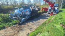 Une grue en train de dégager une tonne à lisier couchée lors d'un accident