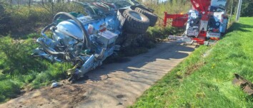 Une grue en train de dégager une tonne à lisier couchée lors d'un accident