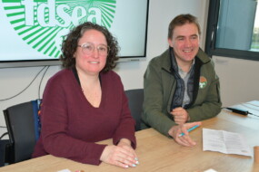 une femme et un homme assis à un bureau