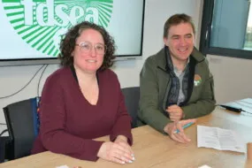une femme et un homme assis à un bureau