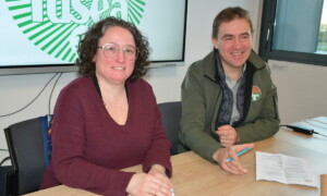 une femme et un homme assis à un bureau
