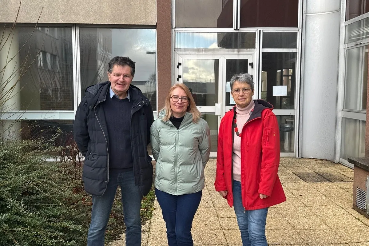 Un homme et deux femmes devant un bâtiment institutionnel - Illustration « La chute à domicile n’est pas une fatalité »