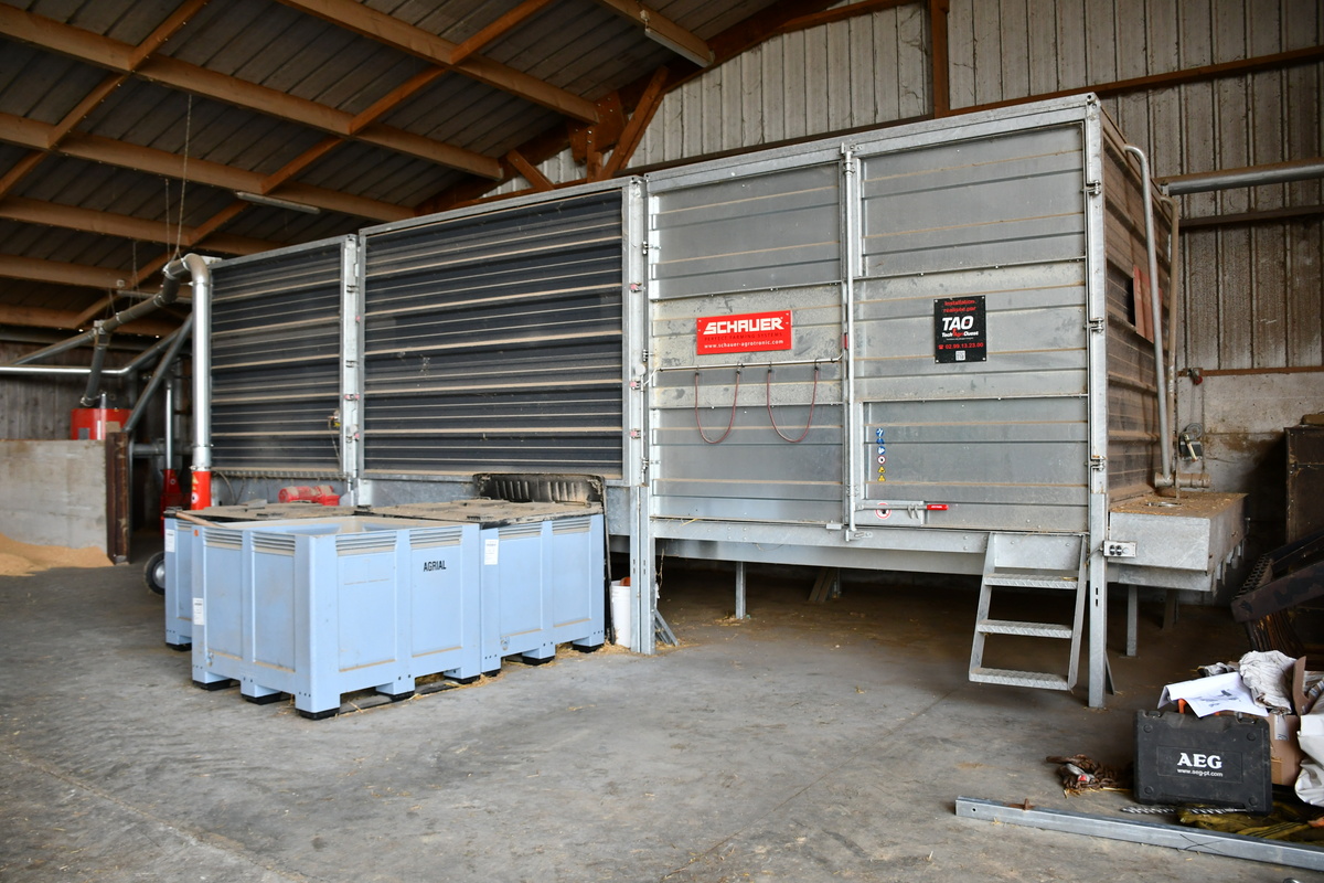Caisson de stockage de paille sous hangar