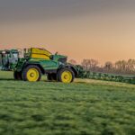 Un pulvérisateur automoteur avec une rampe dans un champ