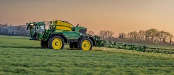 Un pulvérisateur automoteur avec une rampe dans un champ