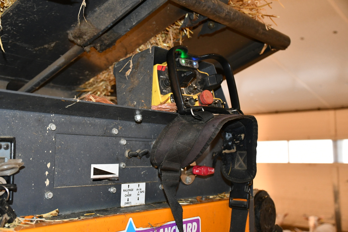 La télécommande se range facilement sur la pailleuse, elle peut aussi s'attacher autour de la taille.